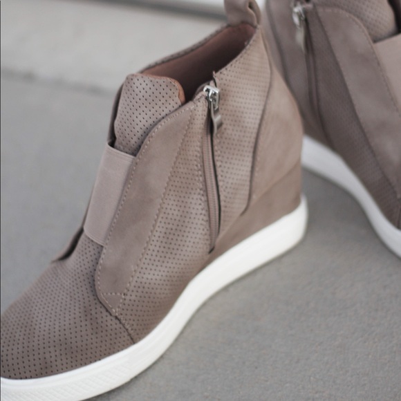 LAST PAIR SIZE 5.5! Taupe sneaker wedges - Picture 5 of 5
